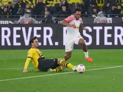 Fr&uuml;h in Unterzahl: Dortmunds Mats Hummels (l) zieht gegen seinen Gegenspieler Lois Openda die Notbremse.