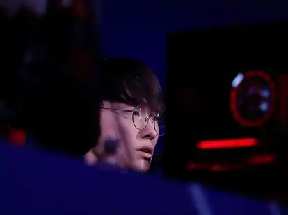 Faker von T1 spielt konzentiert bei dem E-Sport-Showevent &laquo;League Of Its Own&raquo;.