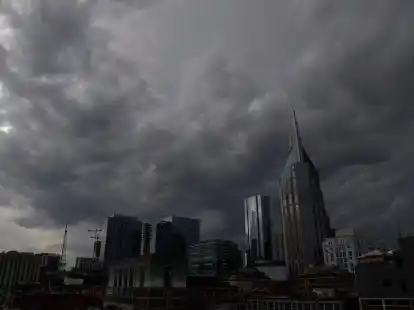 Eine Sturmfront n&auml;hert sich der Innenstadt von Nashville, Tennessee, die n&ouml;rdlich der Stadt einen Tornado ausl&ouml;ste.