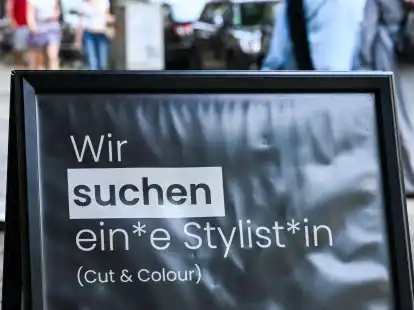 Auf einem Schild wird gendergerecht eine Stylistin beziehungsweise ein Stylist gesucht.