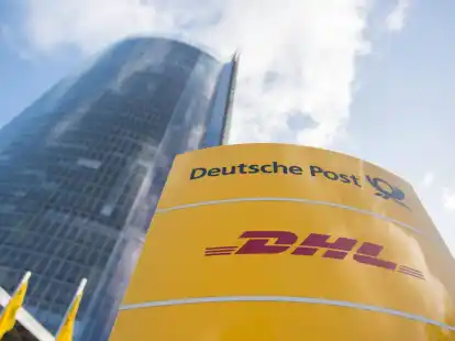 Ein Schild mit dem Logo der Deutschen Post und von DHL steht an der Zentrale des Logistikonzerns in Bonn.