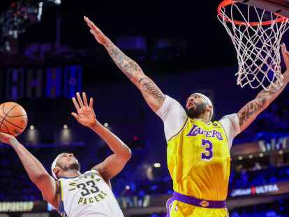 Anthony Davis (r) von den Los Angeles Lakers war mit 41 Punkten der &uuml;berragende Spieler der Partie.