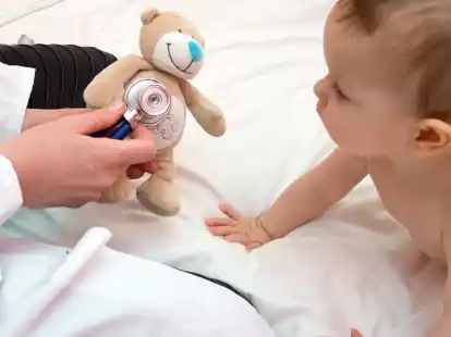 Friesland gilt in Sachen Kinderärzte als überversorgt. Die Realität sieht für viele Eltern aber anders aus.