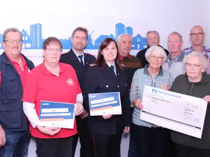 &Uuml;ber Finanzspritzen der Raiffeisenbank Wiesedermeer freuten sich die Vereinsvertreter aus der Gemeinde Friedeburg und Marcardsmoor.