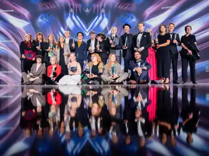 Die Preistr&auml;ger des Europ&auml;ischen Filmpreises versammeln sich am Ende der Verleihung f&uuml;r ein Gruppenbild auf der B&uuml;hne.