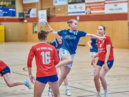 Isabella Fink (beim Wurf) geh&ouml;rte zu den wenigen Spielerinnen der HG Jever/Schortens, die den Weg nach Bohmte antraten.