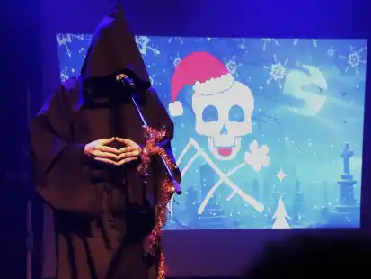 Der Tod bei seinem Gastspiel im Wilhelmshavener Pumpwerk mit der Rautenbewegung der H&auml;nde.