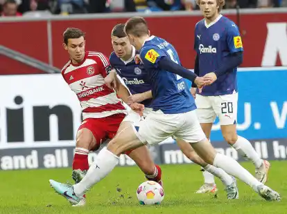 Holstein Kiel (blaue Trikots) nimmt drei Punkte aus D&uuml;sseldorf mit.