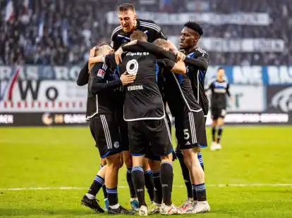 Schalke holte sich einen wichtigen Sieg in Rostock.