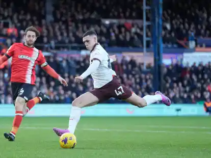 Man-City-Profi Phil Foden (r) beim Torabschluss.