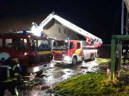 Zu einem brennenden Stall in Berdum ist die Feuerwehr ausger&uuml;ckt.