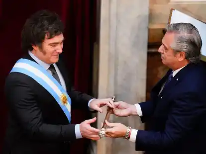 Javier Milei (l) erh&auml;lt den Pr&auml;sidentenstock von seinem Amtsvorg&auml;nger Alberto Fernandez.