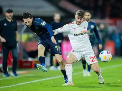 K&ouml;lns Jan Thielmann (r) im Zweikampf mit dem Mainzer Anthony Caci.