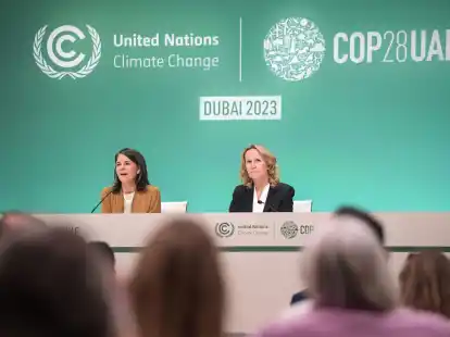 Bundesau&szlig;enministerin Annalena Baerbock (l) und Bundesumweltministerin Steffi Lemke sprechen auf einer Pressekonferenz auf der UN-Klimakonferenz in Dubai.