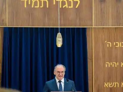 Sachsen-Anhalts Ministerpr&auml;sident Reiner Haseloff spricht bei der feierlichen Er&ouml;ffnung der Neuen Synagoge in Magdeburg zu den G&auml;sten.