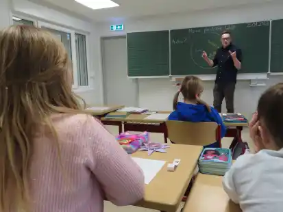 Blick in den Unterricht mit Lehrer Reiner Riemann an der Freien Schule Emden, der hier gerade Sachkunde-Unterricht für Mädchen und Jungen der Lerngruppe 2 (Altersjahrgang 3 und 4) gibt.