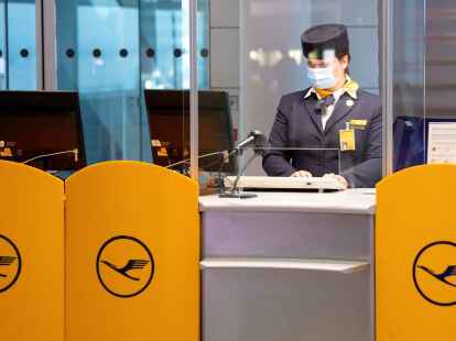 Eine Mitarbeiterin der Lufthansa bereitet an einem Gate am Flughafen M&uuml;nchen das Boarding f&uuml;r einen Flug vor. Verdi fordert mehr Geld f&uuml;r das Bodenpersonal. (Archivbild)