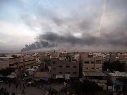 Rauch steigt nach israelischen Angriffen &uuml;ber Chan Junis im Gazastreifen auf.