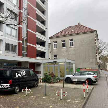 Um diese Parkpl&auml;tze an der Rosenstra&szlig;e geht&rsquo;s: Sie wurden von der Stadt verkauft.