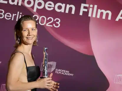 Schauspielerin Sandra H&uuml;ller mit dem Europ&auml;ischen Filmpreis. Es k&ouml;nnten weitere Troph&auml;en folgen.