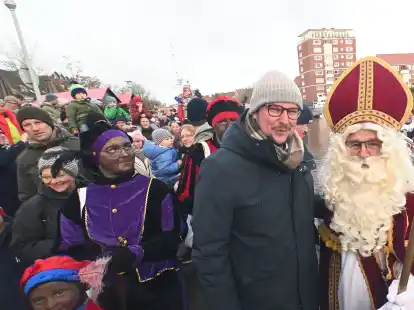 Schwarz angemalte Pieten soll es nicht wieder in Emden geben: die &bdquo;Zwarten Pieten&ldquo;, Oberb&uuml;rgermeister Tim Kruithoff (Mitte) und der niederl&auml;ndische Sinterklaas Anfang Dezember am Delft.