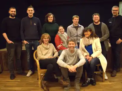 Die Theatergruppe Halen bereitet die Theaterauff&uuml;hrungen vor: Manuel Hoppe (von links), Henrich Menke, Christa Thien, Ina Thien, Yvonne Reichert, Ansgar Wedemeyer, Felix Thole, Ingrid Otten, Marcel Siemer und Bj&ouml;rn Getzlaff. Auf dem Foto fehlt Thomas Krieger.
