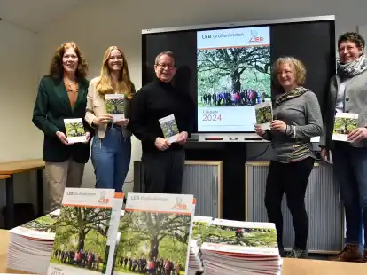 W&auml;hrend der Programmvorstellung: (von links) Karin Pieper, Solveig Pieper, Ralf Holtz und Karina Copper sowie Andrea Naber