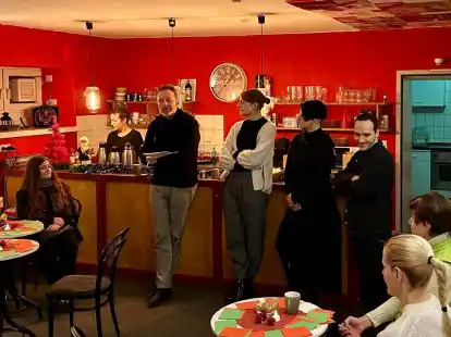 Bei Gl&uuml;hwein und Lebkuchen bot sich jetzt die Gelegenheit, Intendant Olaf Strieb, JuLaB&uuml;-Leiterin Britta Hollmann, Chefdramaturgin Kerstin Car und Oberspielleiter Robert Teufel alle Fragen zu stellen, die nach dem Schlie&szlig;en des Vorhangs &uuml;brigbleiben.