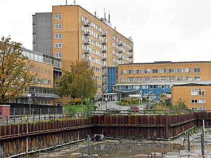 Das Klinikum Wilhelmshaven mit der Baugrube für den Neubau.