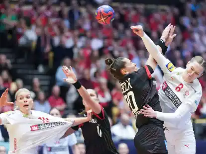 Die DHB-Frauen um Emily B&ouml;lk (2.v.r.) mussten sich D&auml;nemark geschlagen geben.