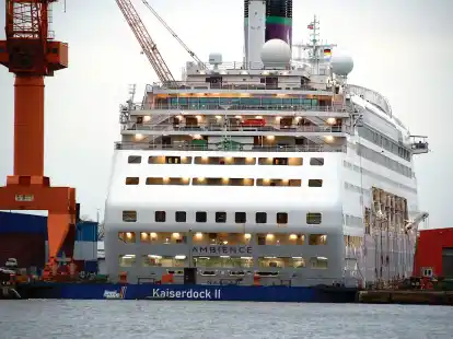 Muss &uuml;ber Weihnachten und Neujahr einmal mehr au&szlig;erplanm&auml;&szlig;ig in Bremerhaven bleiben und repariert werden: das britische Kreuzfahrtschiff &bdquo;Ambience&ldquo;. Bei Routinearbeiten waren schwere Sch&auml;den am Antrieb gefunden worden.