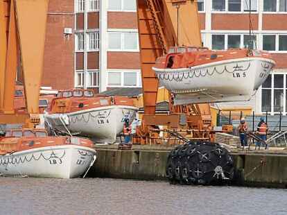 Die Tenderboote der &bdquo;Ambience&ldquo; kamen gleich nach der Ankunft in Bremerhaven aus dem Wasser.