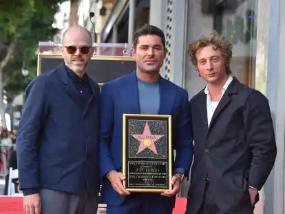 Filmregisseur Sean Durkin (l-r), Zac Efron und Schauspieler Jeremy Allen White nehmen an der Zeremonie teil.