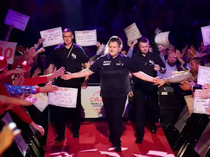 Ist Darts-Weltmeisterin bei den Frauen: Beau Greaves.