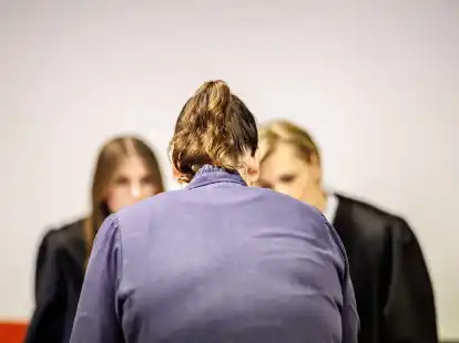 Die Angeklagte Andrea Tandler (M.) im Gespr&auml;ch mit ihren Rechtsanw&auml;ltinnen.