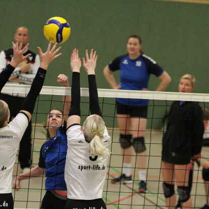 Abgeblockt und ausgebremst wurden die Verbandsliga-Frauen des Vareler TB (blaue Trikots) zum Auftakt ihres Heimspieltages vom TV Eiche Horn II.