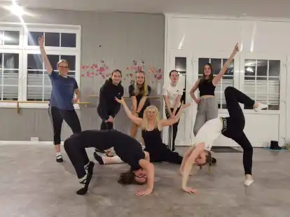 Seit 2003 bringt  Rilana Vor der Br&uuml;ggen (Mitte) eigene Shows und Musicals in Ostfriesland auf die B&uuml;hne. Seit zehn Jahren gibt es ihre Musicaltanzschule. Hier trainiert sie mit der Gruppe &bdquo;Powergirls&ldquo;.