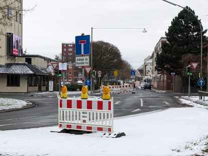 Noch un&uuml;bersichtlicher ist jetzt die Kortekreuzung, weil die Zufahrt zur Knorrstra&szlig;e gesperrt ist. 