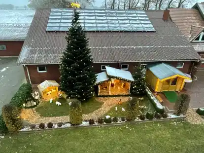 Sie sieht die gro&szlig;e Krippe in Neulorup von oben aus &ndash; mit neuer H&uuml;tte rechts daneben.