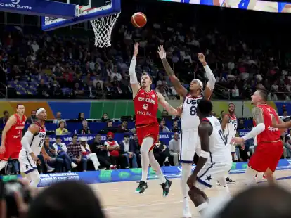 Deutschlands Andreas Obst (M) zeigte beim WM-Spiel gegen die USA eine &uuml;berragende Leistung.