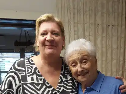 Unsere Autorin Antje C. Naujoks in Kiryat Gat mit der 96-j&auml;hrigen Auschwitz-&Uuml;berlebenden Hanna Sternlicht, f&uuml;r die der n&auml;chste Schutzraum zu weit entfernt ist.