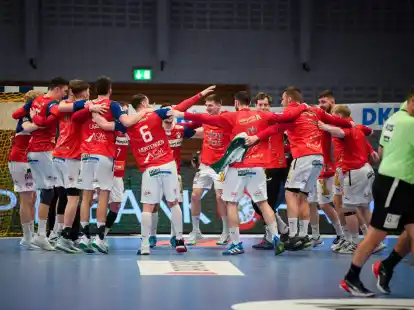 Hamburgs Spieler bejubeln den Sieg gegen Eisenach.