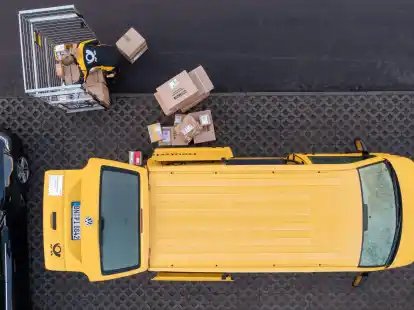 Logistikunternehmen haben vor Weihnachten viel zu tun. Sch&ouml;ne Verzierungen auf Paketen k&ouml;nnen bei automatisierter Sortierung Probleme verursachen und zu zus&auml;tzlichen Kosten f&uuml;r manuelle Bearbeitung f&uuml;hren.