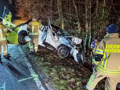 Feuerwehrleute helfen beim Abschleppen des Wracks nach dem Unfall.