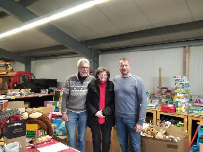 Bei der &Uuml;bergabe der Spenden haben sich Thomas M&uuml;ller, Christine M&uuml;ller und Michael Kr&ouml;ger getroffen. Auch in Esens sind viele Spenden f&uuml;r die Ukraine zusammengekommen.