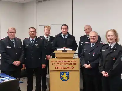 Trafen sich zum Jahresabschluss der Kreisfeuerwehr (von links): Gerd Zunken, Dirk Heuer, Marco Brunhorn, Aimo Leffers, Stefan Eilers, Uwe Fabrytzek und Erika Br&uuml;ndermann.