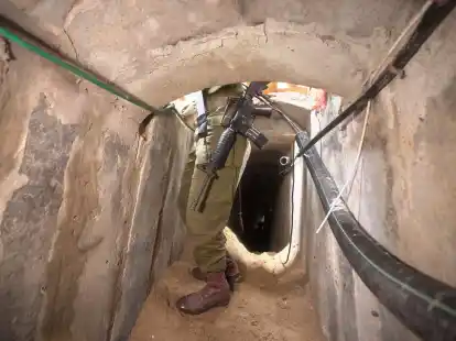Ein israelischer Soldat steht in einem unterirdischen Tunnel, der unter dem Schifa-Krankenhaus in Gaza-Stadt gefunden wurde.