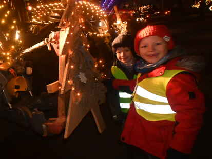 Besonders die Kinder werden wieder begeistert sein, wenn weihnachtlich geschm&uuml;ckte Trecker durch Ganderkesee rollen.