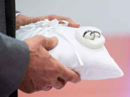 Auch wenn sie oft viele wichtige Aufgaben rund um den gro&szlig;en Tag der Trauung &uuml;bernehmen: Einen Anspruch auf Sonderurlaub haben Trauzeugen nicht.