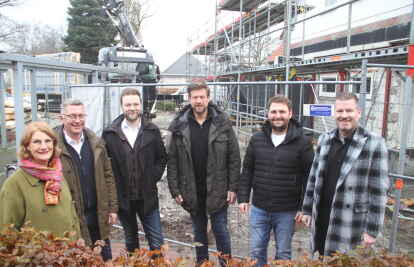 Freuen sich &uuml;ber die Erweiterung des Kindergartens (v.l.): Monika Heitgerken-Wilke (Kita-Leiterin), Reiner kl. Holthaus, Franz-Josef Rump, Bauamtsleiter Hermann Bruns, Hannes Evers (Architekturb&uuml;ro Preuss) und B&uuml;rgermeister Michael Fischer.
